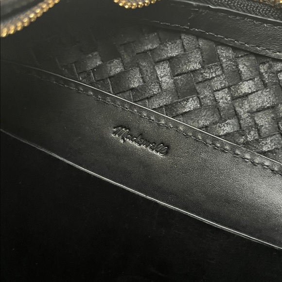 The essential curve shoulder bag - Picture 7 of 16